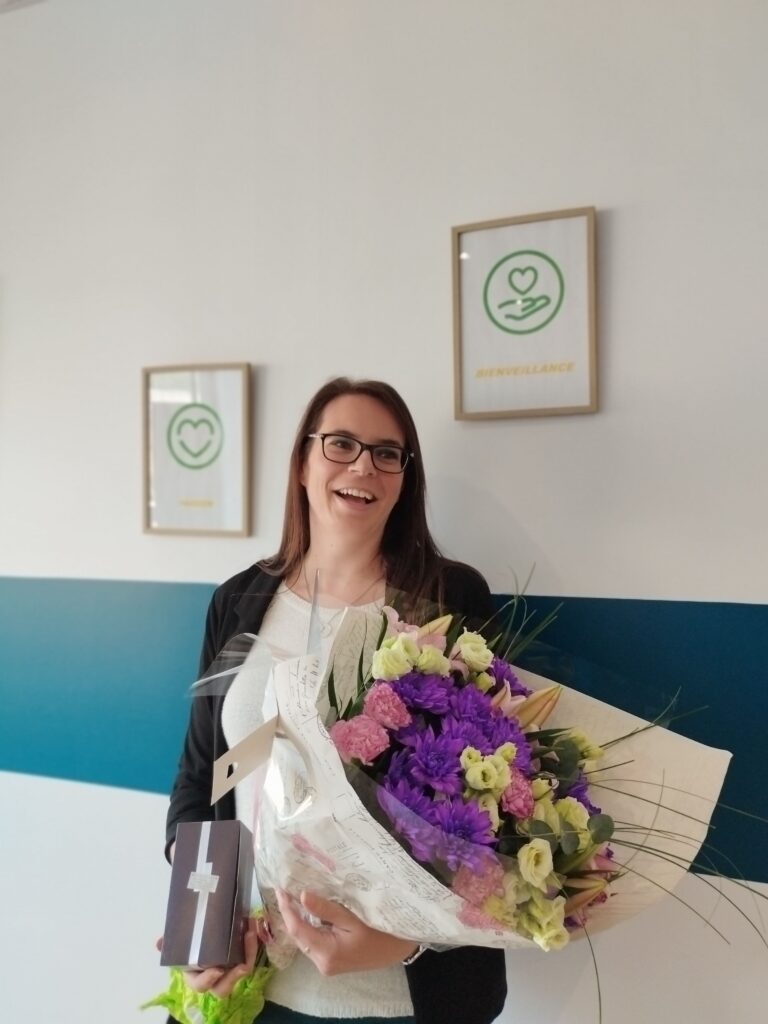 Laetitia avec les cadeaux